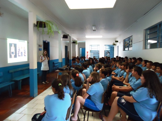 Alunos assistem a palestra